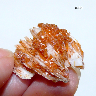 Ванадинит натуральный (щетка) №3-38: 28*24*14мм