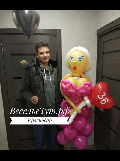 Девушка из шаров с сердцем