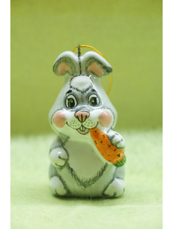 Заяц с морковкой