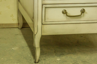 Письменный стол с 2 боковыми тумбами с выдвижными ящиками.