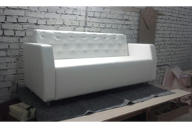 Индивидуальный заказ, диванчик с утяжкой и стразами. Трехместный, цена 25 700 рублей.