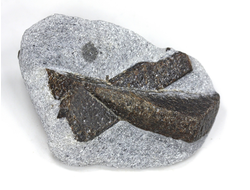 Ставролит, сросток кристаллов "косой крест" на сланце, Россия, Кольский п-ов (51*36*20 мм, 45 г) №26076