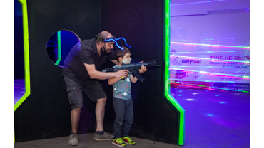 Игроки развлекательного центра LazerFrag в игровом процессе, не мешайте им. Они сражаются на результат.