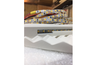 Световой топ-лайн. Подготовка панелей к упаковке, их сборка, за минуту до закрытия матовым экраном встроенного светового профиля.