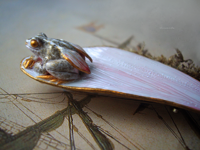 Фэнтези-брошь "Мушка-лягушка" (скульптурная миниатюра)