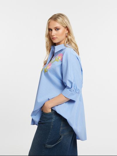 Рубашка голубая в полоску с вышивкой