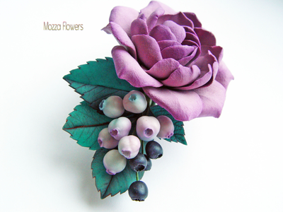 Заколка-автомат с сиреневой гарденией, снежной ягодой и черникой.