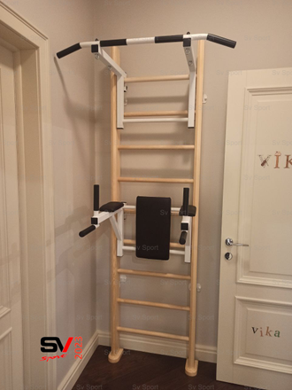 Деревянная шведская стенка с регулируемым по высоте турником, брусьями и скамьей для пресса.  (натуральный)