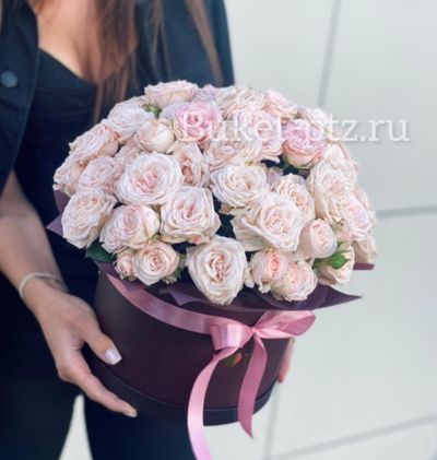 Кустовые розы  в шляпной коробке &quot;Таинственная нежность&quot;