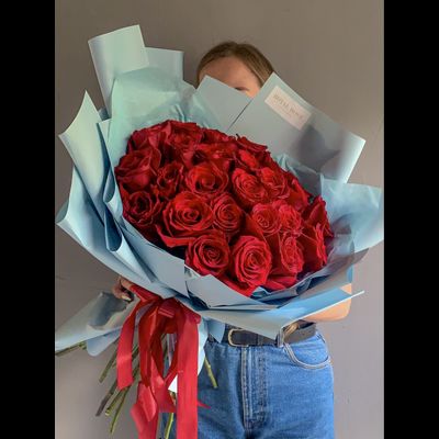 Большой букет роз в матовом