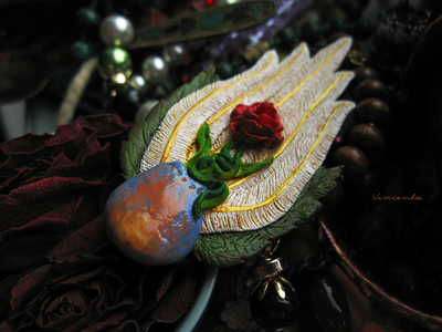 Роза Ветров. Необычная брошь с цветком и перьями из полимерной глины