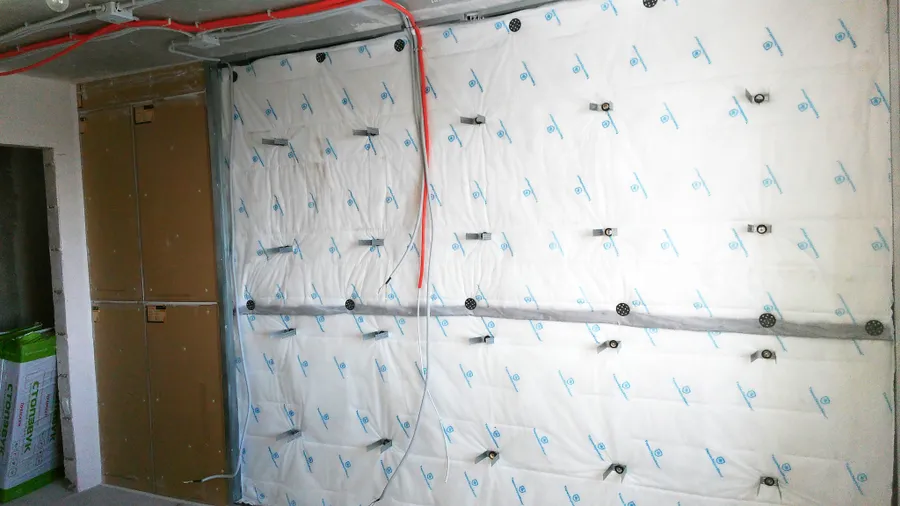 Остальная часть звукоизоляционной системы стены монтируется на металлокаркасе.