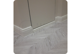 Исторический шик: монтаж плинтуса Dollken Cubu Hamburg Style 100 - это дань традициям немецкого дизайна с характерными элементами гамбургского стиля.