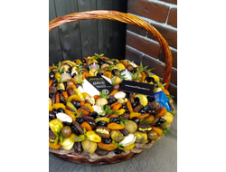 Корзина из сухофруктов и орехов