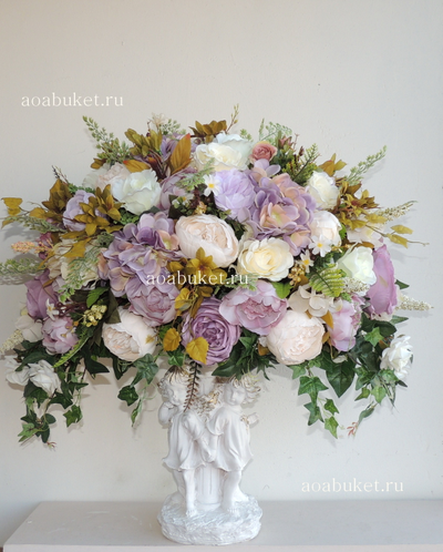 Композиция из искусственных цветов на статуэтке двух ангелочков " Сиреневый туман " № СА01
