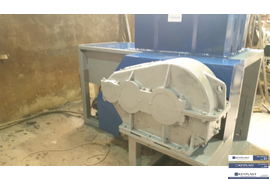 Шредер для переработки твердых полимерных отходов. Ширина вала 700 мм. Мощность двигателя - 37 квт.