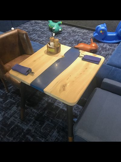 стол река из эпоксидной смолы для кафе