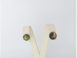 Серьги-гвоздики с зеленым янтарем