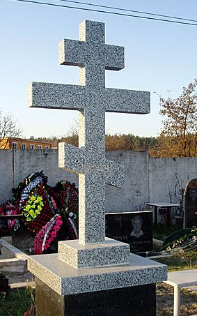 Фото памятника в виде креста из серого гранита в СПб