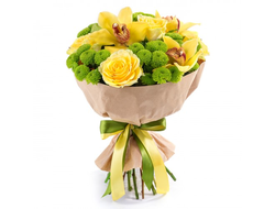 Букет из 5 роз, хризантем сантини, орхидей в крафт бумаге