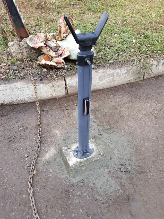 Установка стойки с монтажным основанием для стрелы.