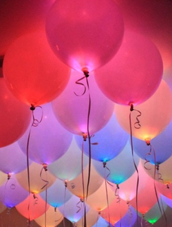 Облако из 30 светящихся шаров с гелием