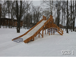 Деревянная горка с поворотной лестницей для зимнего досуга в парках. Скат 8 метров.