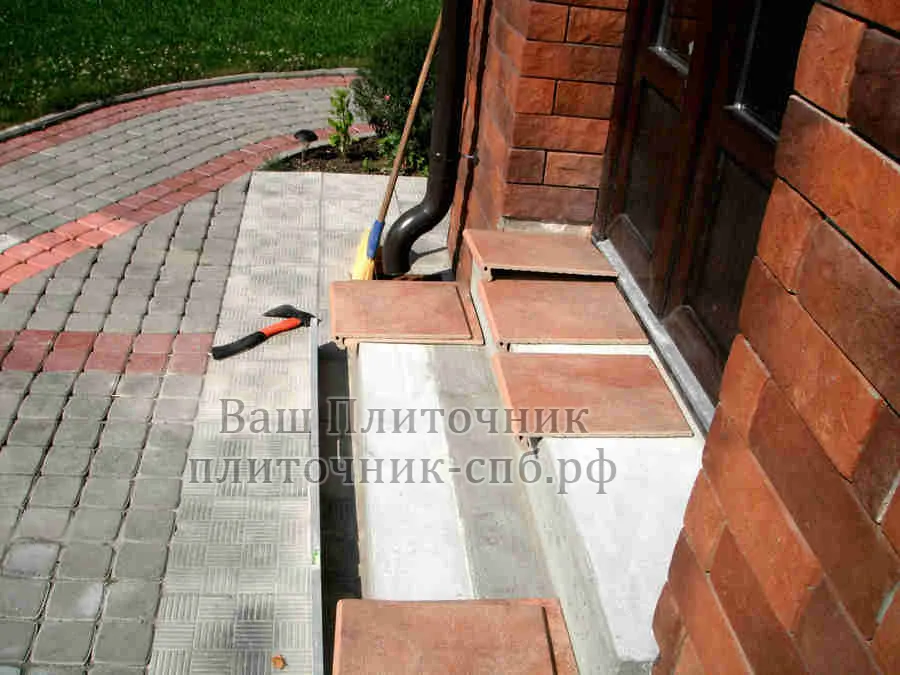Облицовка фасада дома  и ступеней клинкерной плиткой.