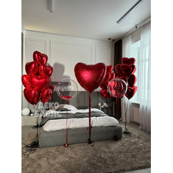 Оформление спальни красными гелиевыми сердцами и прозрачными шарами с перьями Троицк Новая Москва