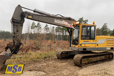 Стекло лобовое на Akerman EC 200