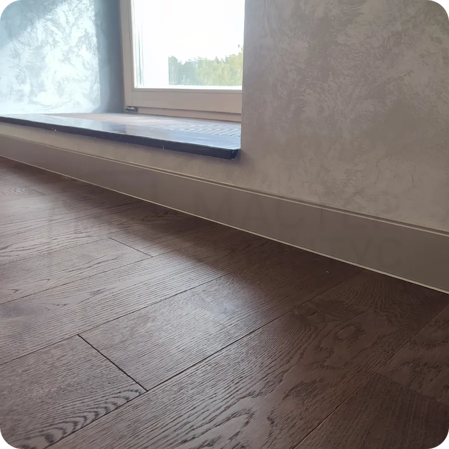 Классический шик: монтаж плинтуса Dollken в бронзовом цвете - воплощение классического шика в современном исполнении.