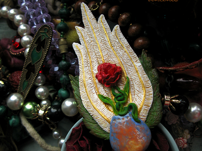 Роза Ветров. Необычная брошь с цветком и перьями из полимерной глины