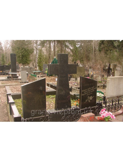 На фото памятник в виде креста с плитой на могилу в СПб