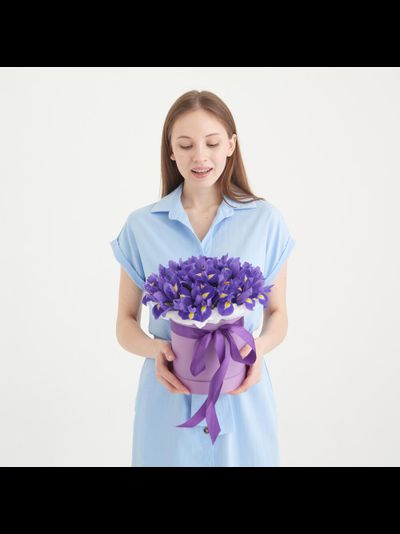 Шляпная коробка с ирисами