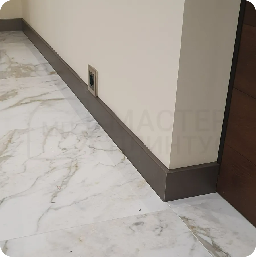 Премиальное исполнение: монтаж бронзового плинтуса обеспечивает безупречное качество и элегантный внешний вид.