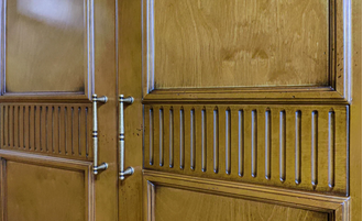 Шкаф для одежды двухстворчатый с ящиками и цветочным декором.