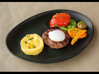 Бифштекс из рубленной говядины с яйцом пашот