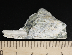 Брусит (немалит), волокнистый брусит, змеевик, коллекционный образец, Россия, КЧР, Урупский район, м-ние. Белые осыпища (44*25*8 мм, 5,4 г) №29661