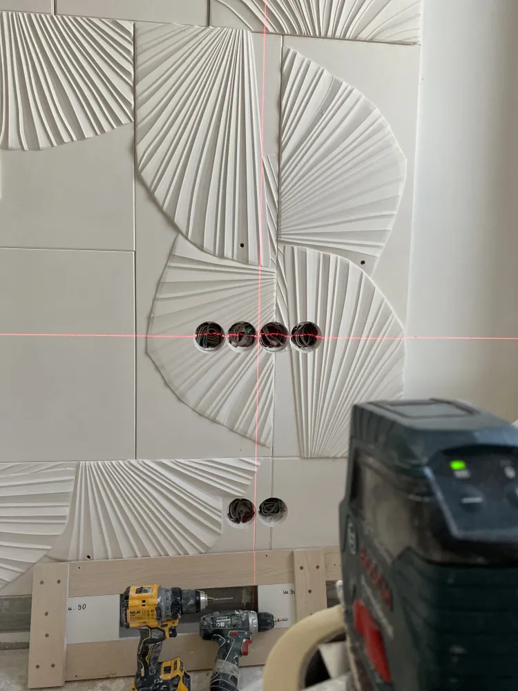 Совмещаем лучи лазера с центром розеток. 