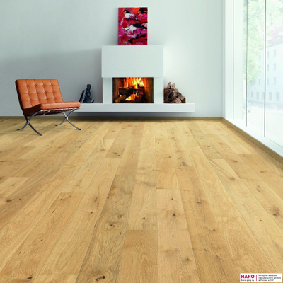 Паркетная доска Haro Дуб Универсал 537550 Браш  в интерьере гостиной