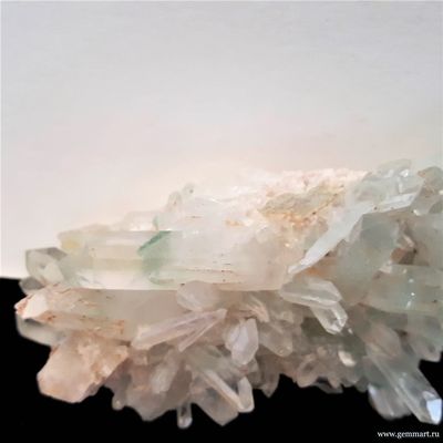 Горный хрусталь (разн. кварца)  с фантомами, фуксит. Мадагаскар. 93*49*36мм.