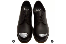Стильные и элегантные черные ботинки DR. Martens из натуральной кожи выгодно дополнят любой образ. Подбери свой размер от 36 до 45. 