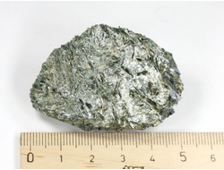 Актинолит в белом тальке, необработанный, дикий образец, Россия, Северный Кавказ, КЧР (51*33*22 мм, 41 г) №37767