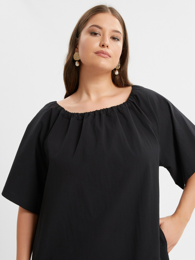 Платье с глубоким воротом-декольте