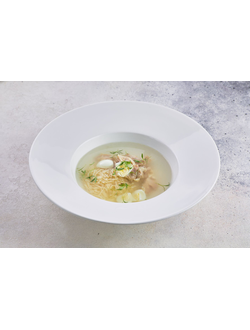 Куриный бульон с перепелиным яйцом