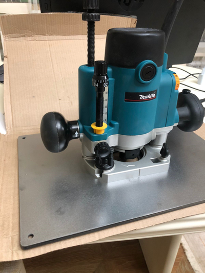 Пластина под MAKITA RP1110C для установки фрезера в стол 350*250 ММ. с гравировкой линеек