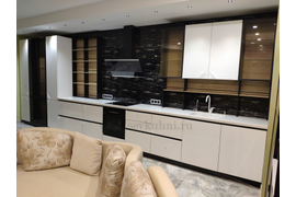 Кухня со столешницей из искусственного камня и профильной ручкой Gola