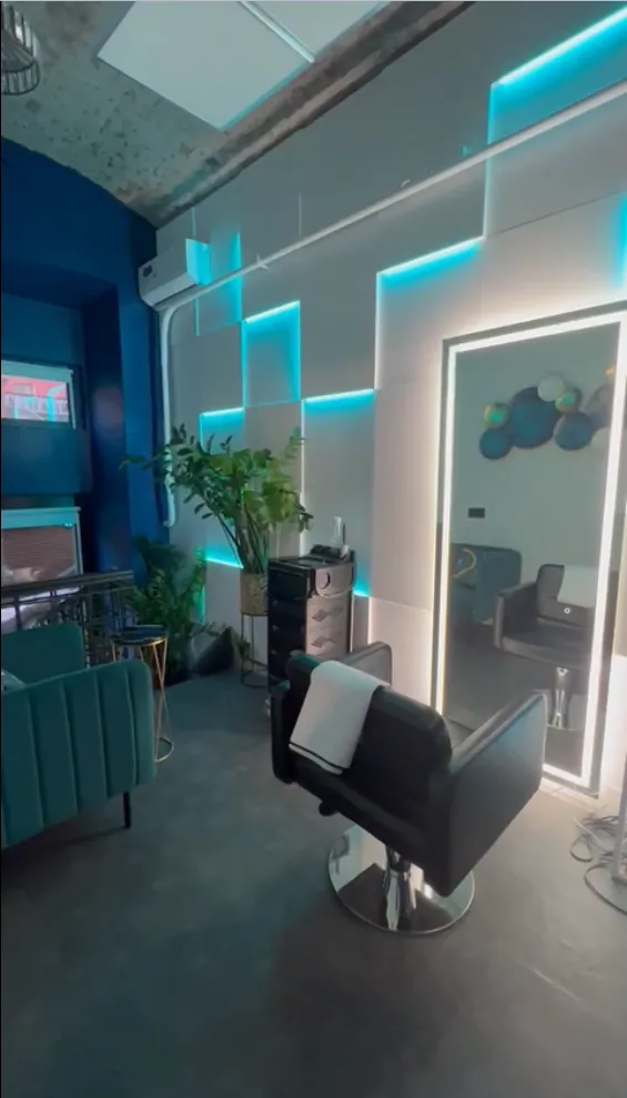 Модный парикмахерский салон в г.Москве. Использованы панели "LightUnit (MAX)" с RGBW подсветкой. Использован довольно крупный размер панелей 570*570мм (толщины - 12, 24 и 36мм).