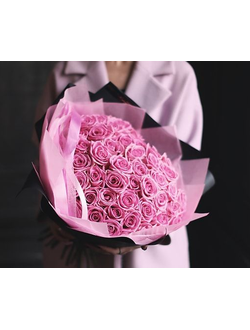 Букет 51 розовая роза 60 см с оформлением