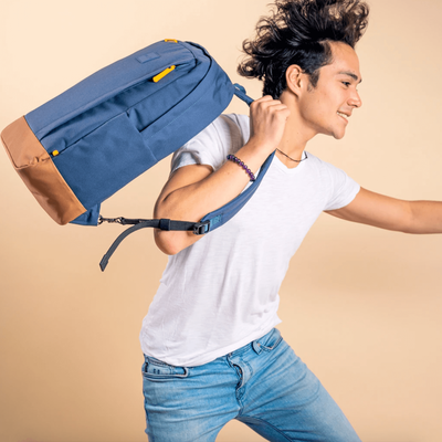 Парень с рюкзаком Pacsafe Go 25L Coastal Blue